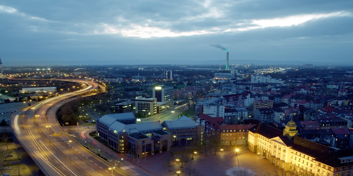 #htmlcaption-imagecycle-nivo_c19098-3 Ludwigshafen - April 2020: Durch einen Hackerangriff auf die Technischen Werke Ludwigshafen (TWL), die rund 100.000 Haushalte mit Energie und Trinkwasser versorgen, konnten 500 GB an Kunden-, Personal- sowie Geschäftsdaten erbeutet werden. Eine Verschlüsselung der Systeme sowie ein Zugriff auf die Prozessleittechnik wurde zwar laut TWL erfolgreich verhindert, dennoch warnt der Betrieb Kunden, Mitarbeiter sowie Geschäftspartner vor Folgeattacken durch die erbeuteten Daten und dem nicht bezahlten Lösegeld.